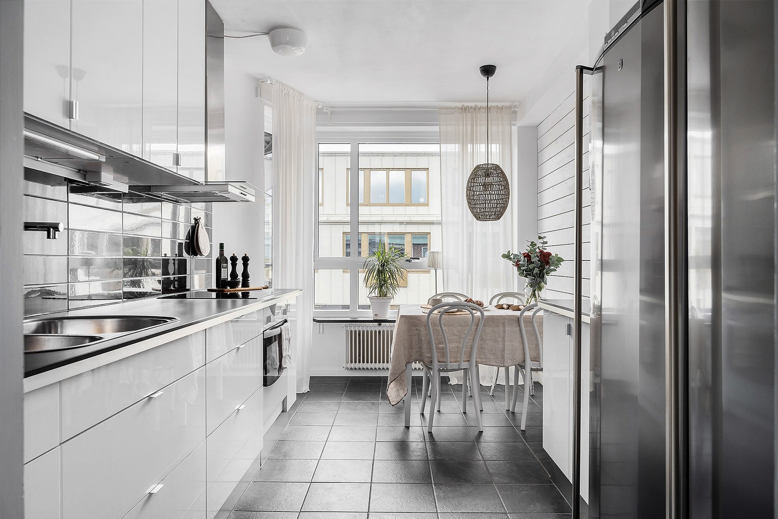 Stort kök med gott om förvaringsmöjligheter