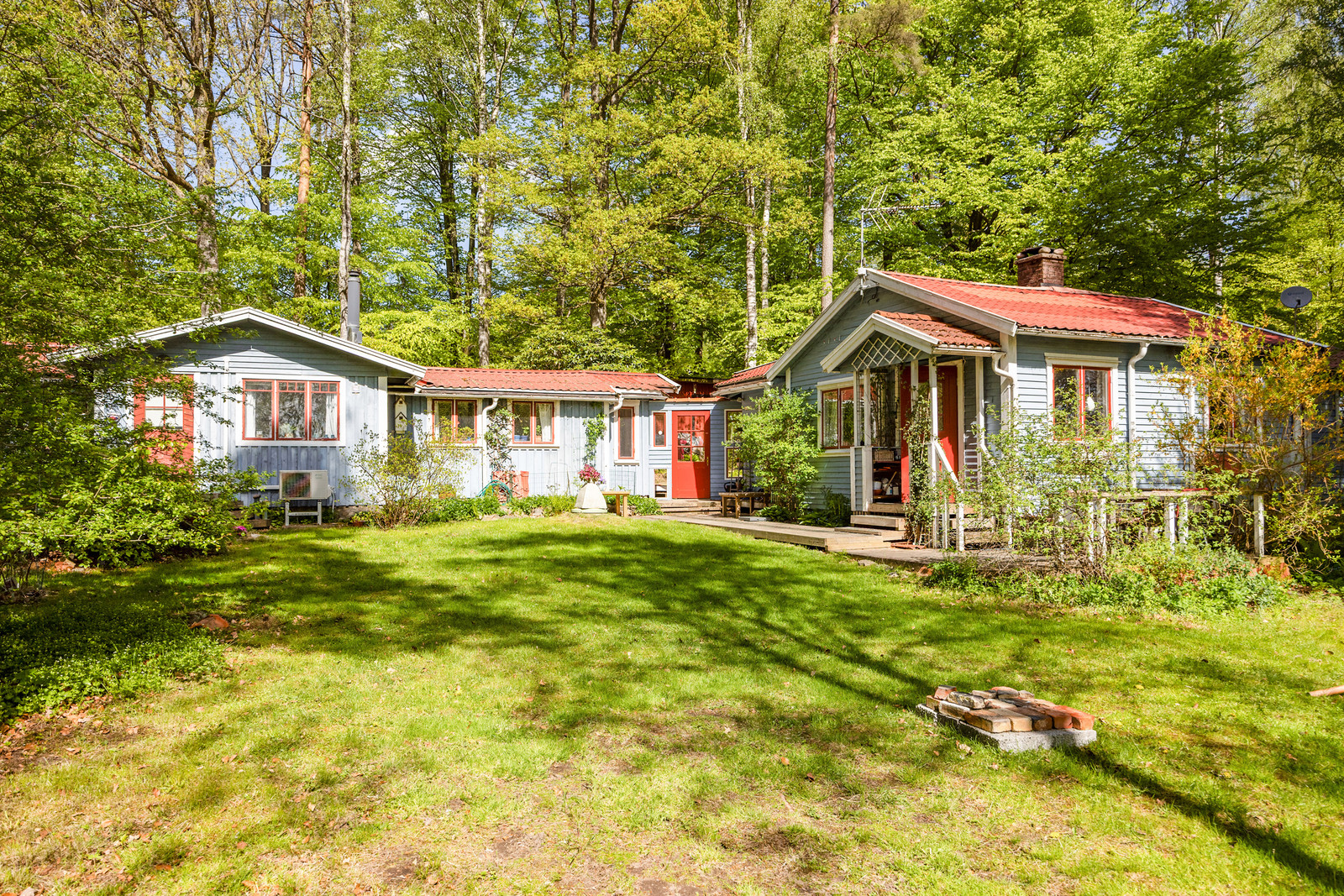 En somrig idyll inbäddad i grönska