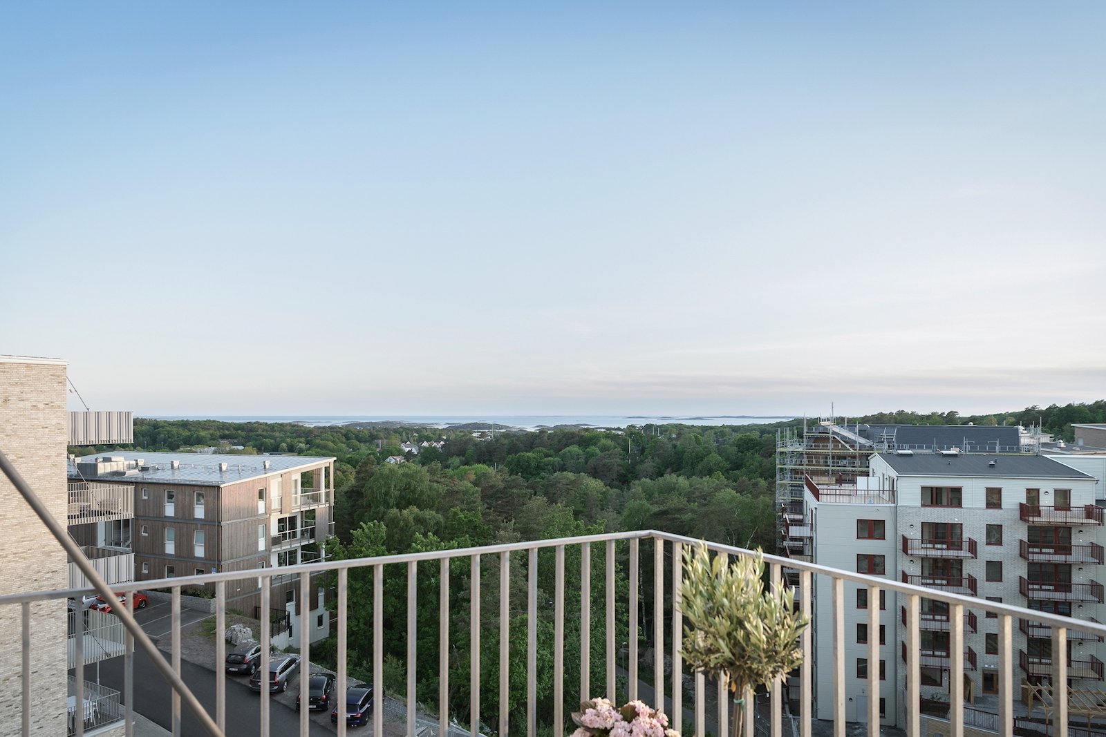 Välkommen till toppen av Uggleberget och denna välplanerade tvårummare med vidsträckt vy