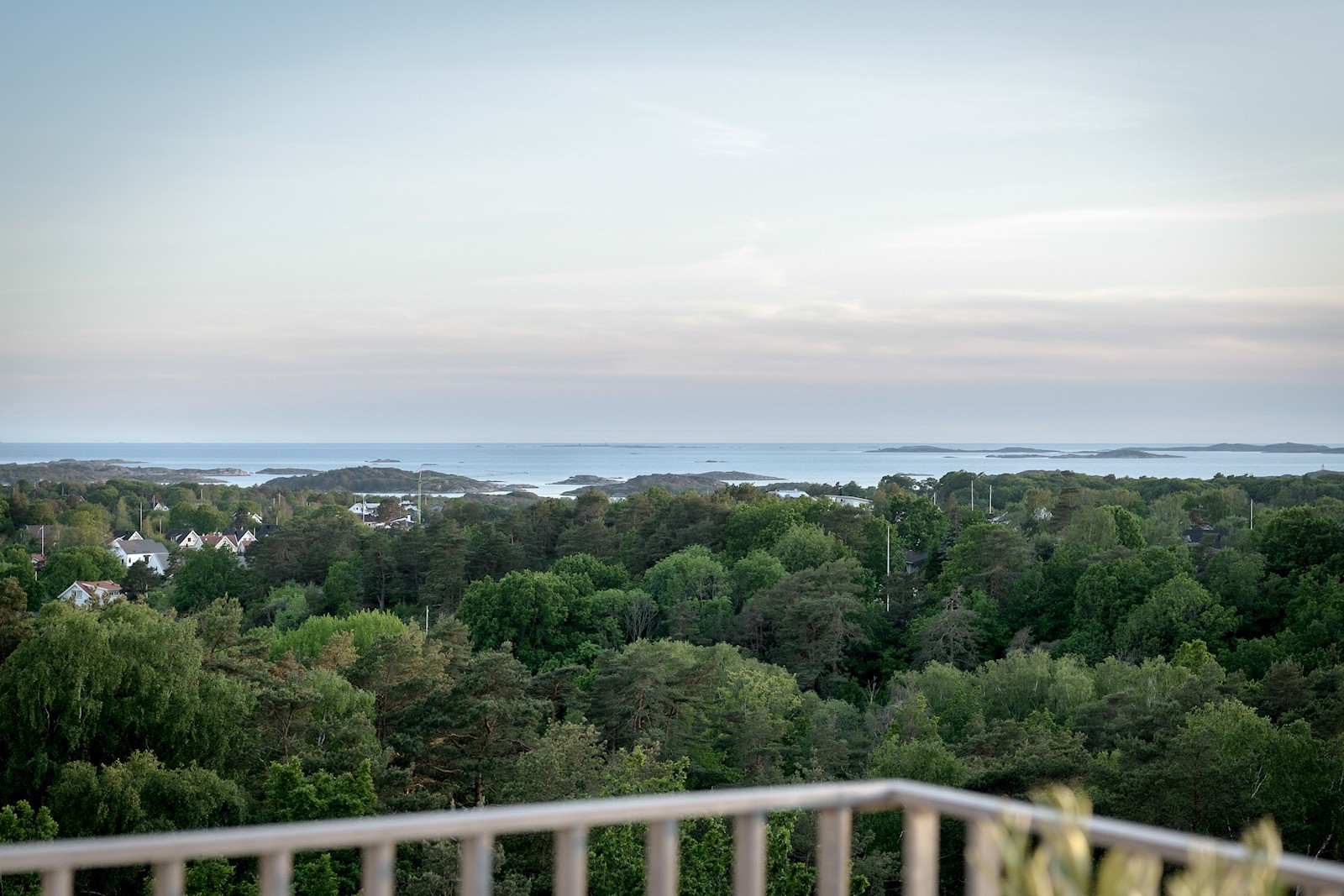 Välkommen till toppen av Uggleberget och denna välplanerade tvårummare med vidsträckt vy
