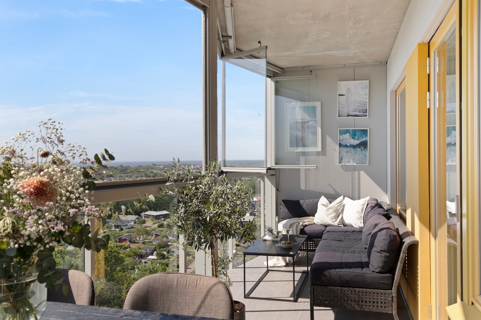 Inglasad balkong i söderläge förlänger vardagrummet