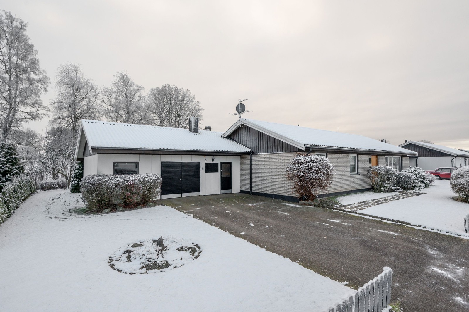 Dubbelgarage och gott om plats framför.