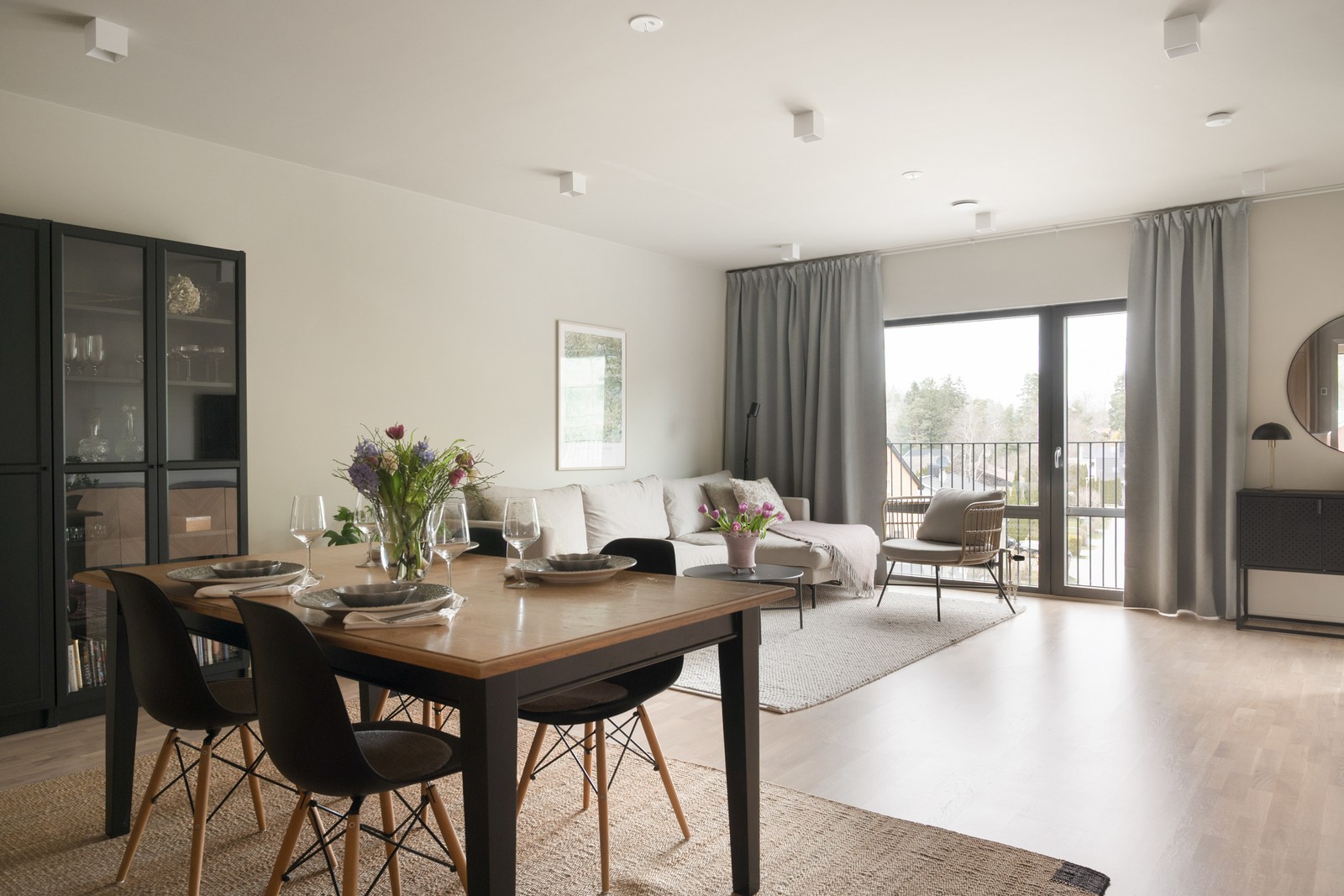 Tack vare den moderna och öppna planlösningen känns lägenheten både rymlig och ljus