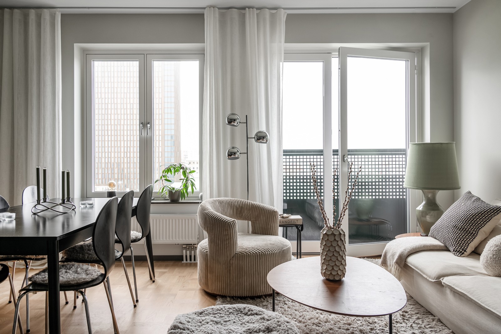 Välplanerad och smakfull trea med fantastisk vy och fransk balkong