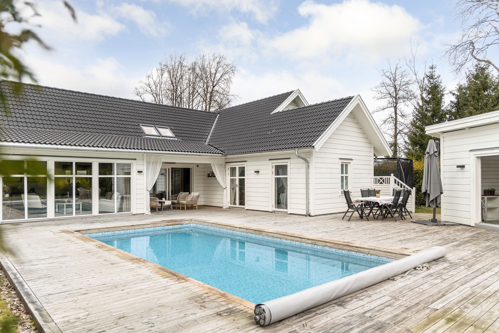 Poolen & det stora pooldäcket inbjuder till både avkoppling & fest