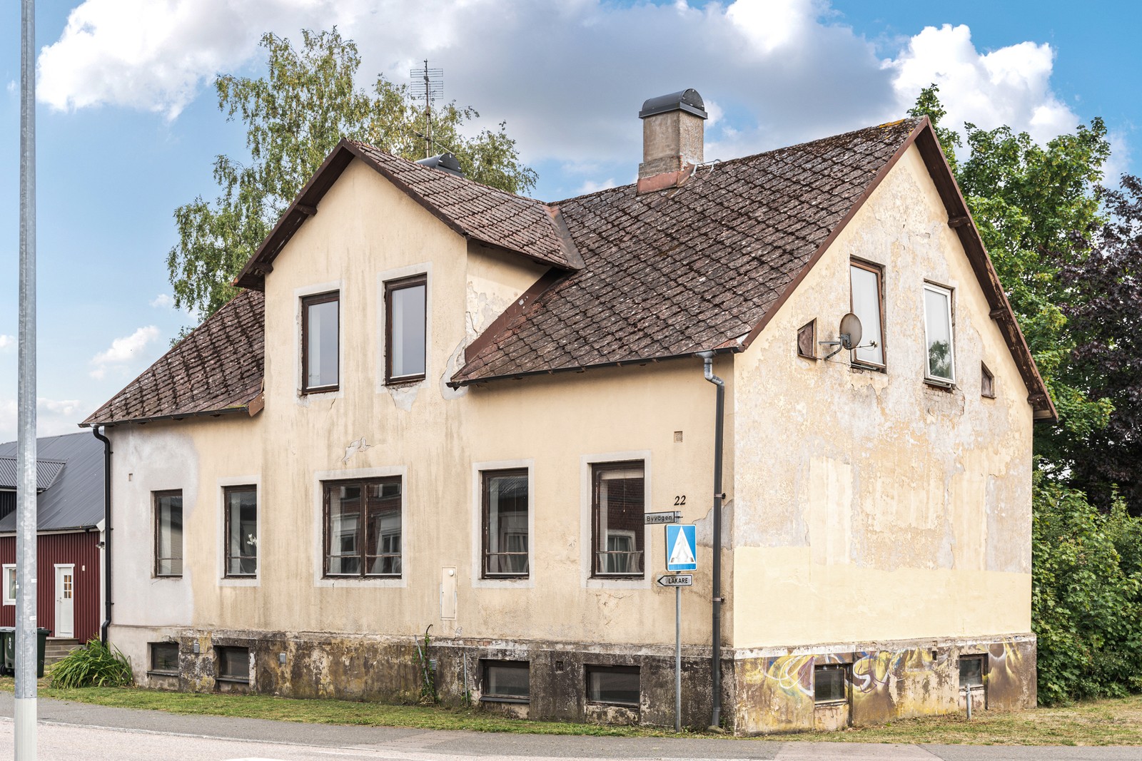 Vacker fastighet anno 1910 med stort renoveringsbehov