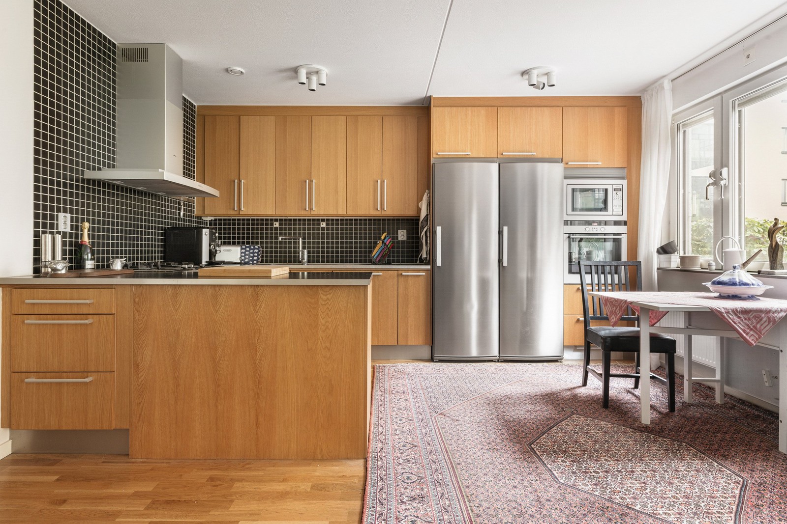 Stort öppet kök med gott om arbetsyta