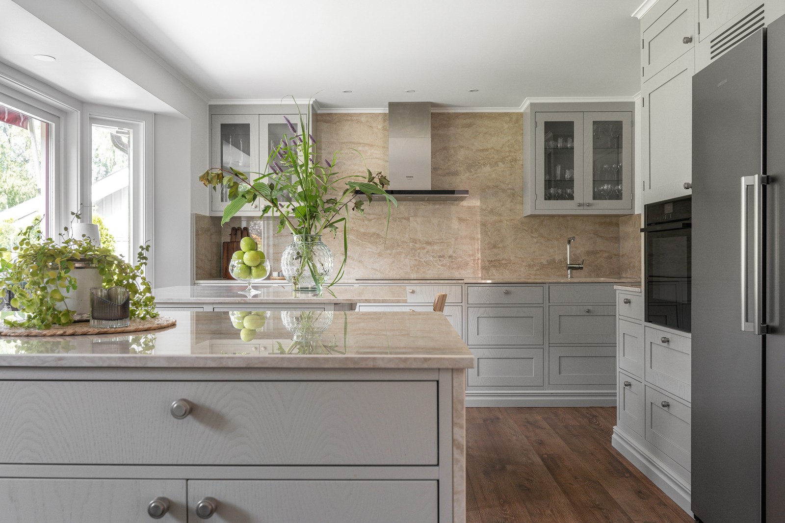 Välkomna till denna smakfullt renoverade enplansvilla!