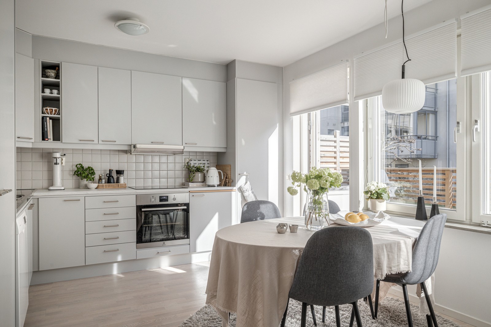 Välkommen till en modern tvårummare med egen uteplats och egen entré.