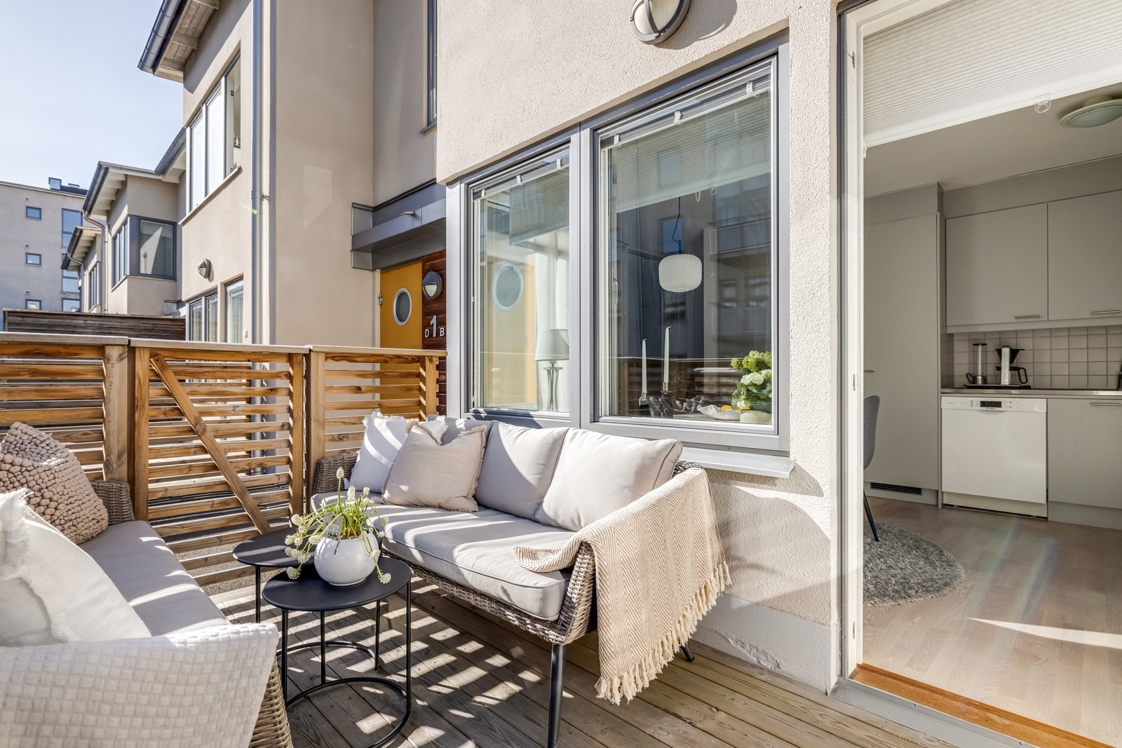 Modern tvårummare med radhuskänsla. Egen uteplats och egen entré.