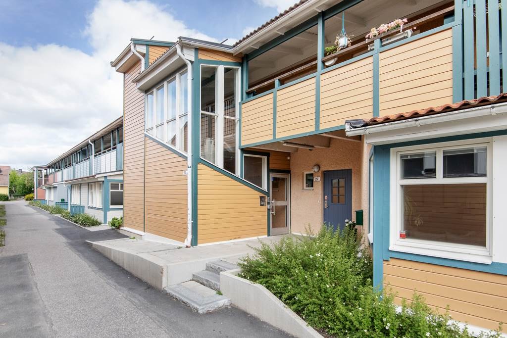 Lågupplöst Sommarvägen 28, trappa och hiss upp till bostaden