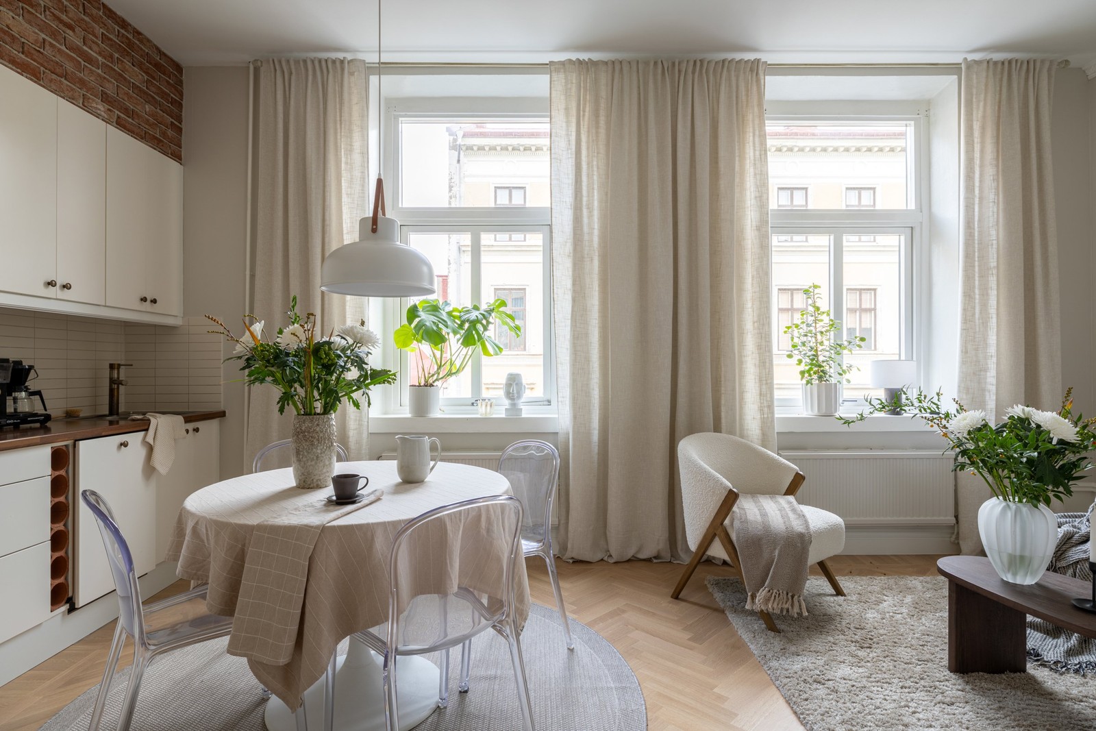 Två stora fönster släpper in rikligt med naturligt ljus