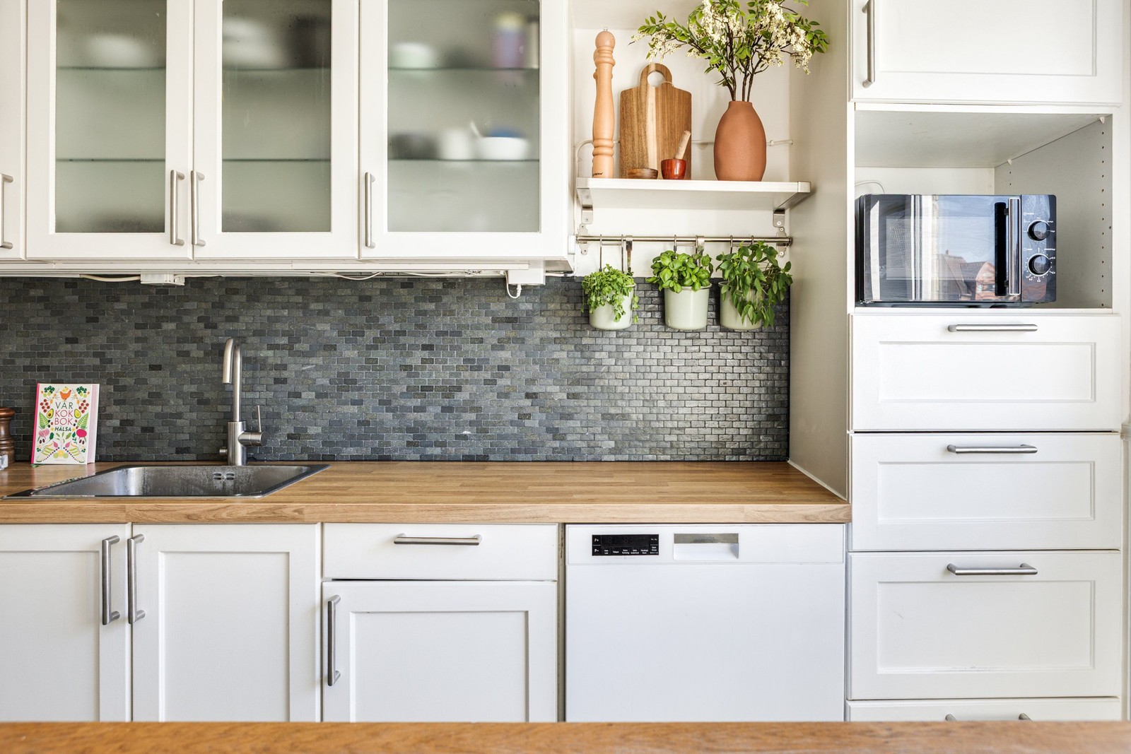 På fösta våningen finner vi denna fina bostad om 61,5 kvm på centralt läge!