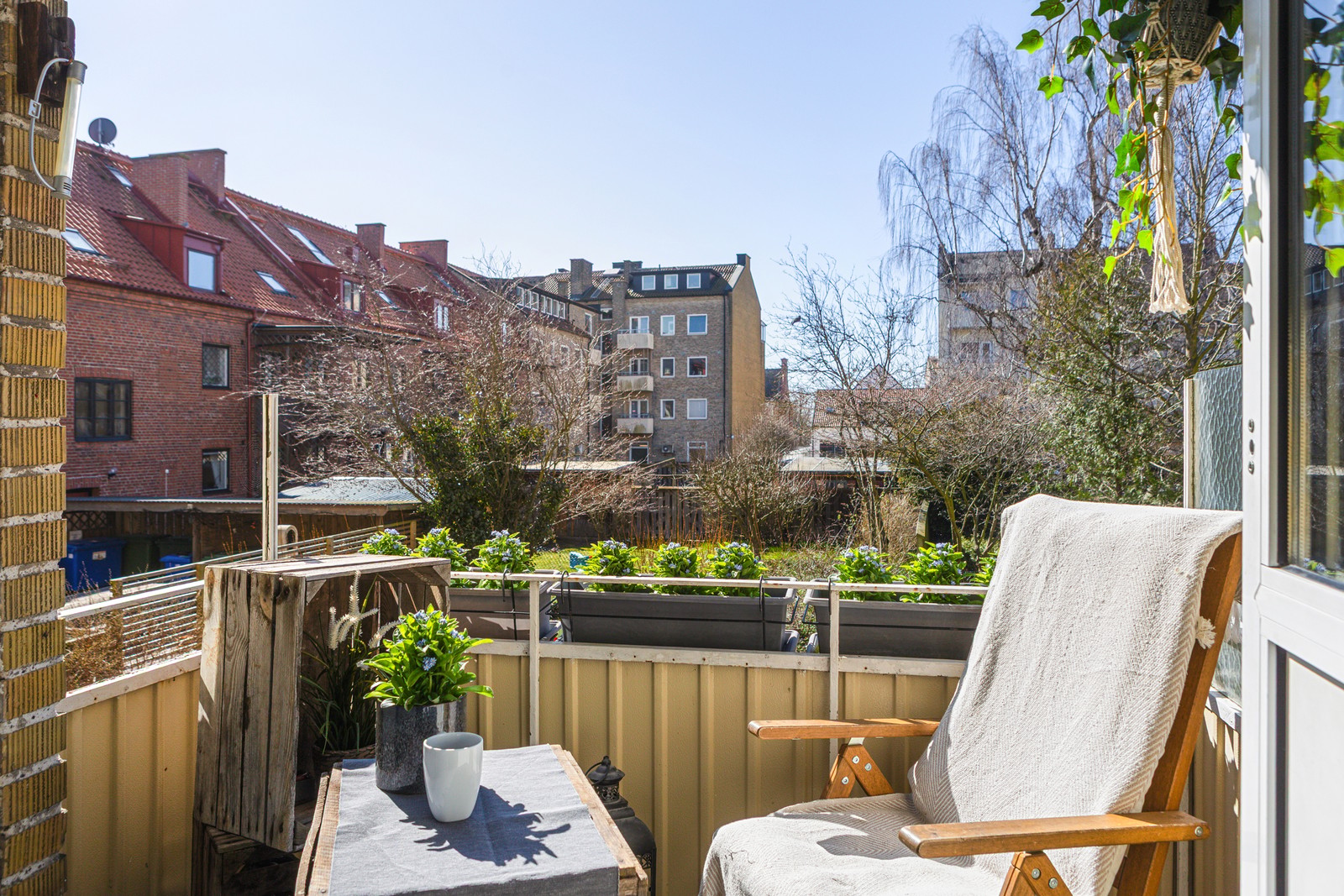 Balkong i söderläge med utsikt mot innergården