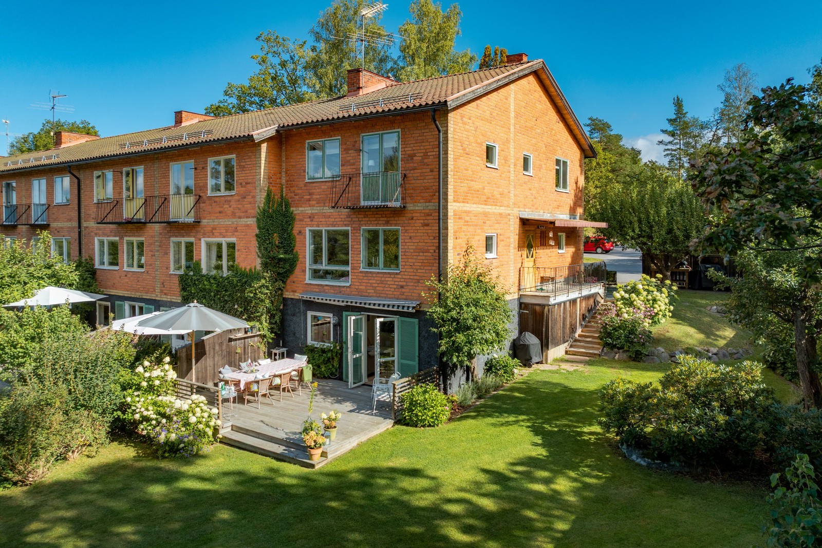 Gavelläge med fantastik tomt och stor uteplats