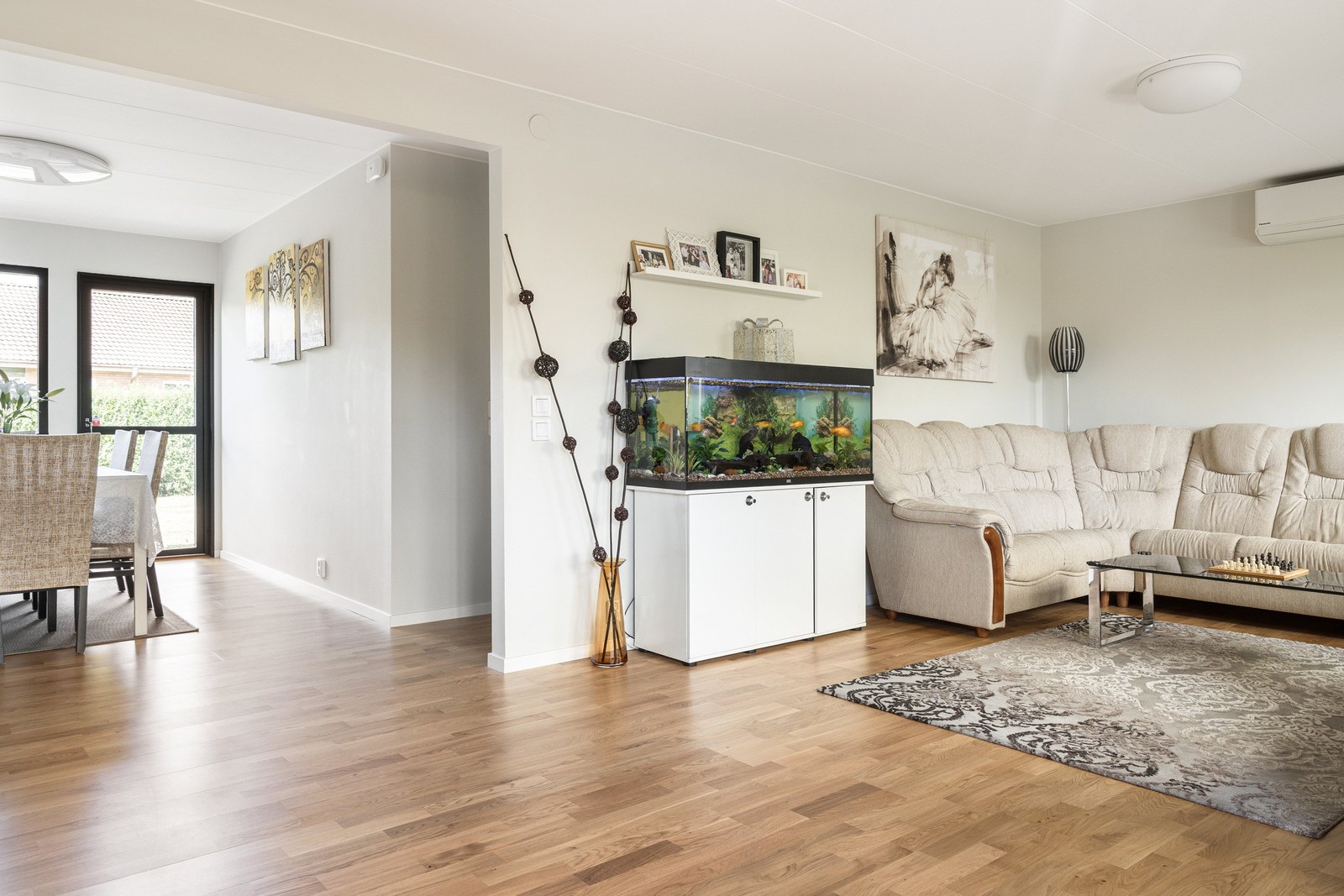 Öppen planlösning mellan kök/matplats och vardagsrum