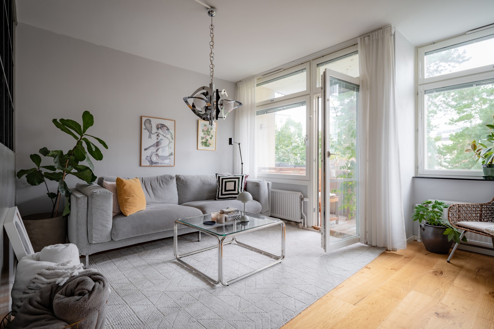 Vardagsrum med utgång till balkong