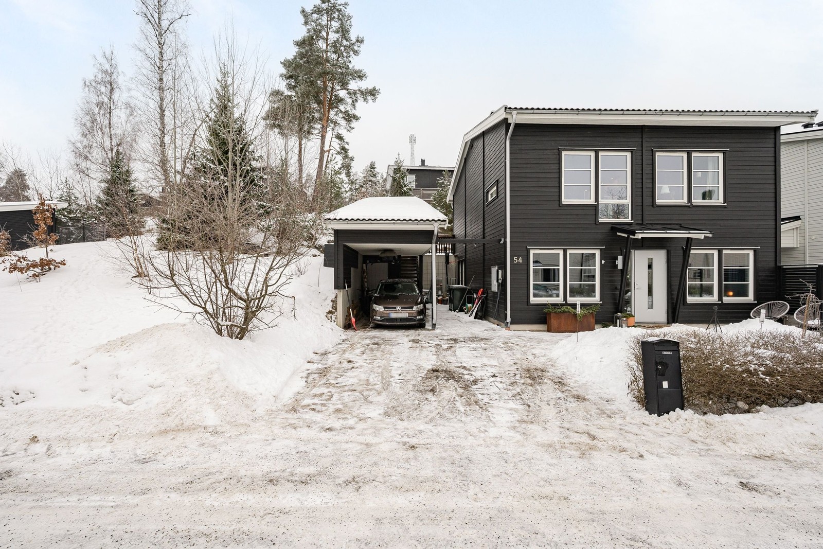 Fasad, carport och förråd framsida