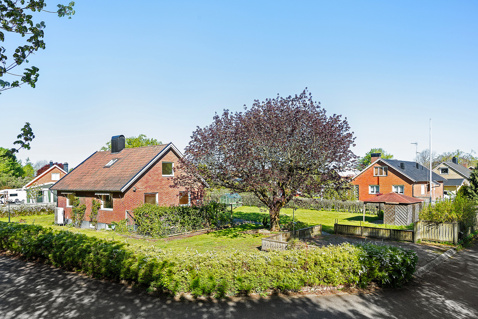 Granne med grönområde, vandringsled och Fyllån