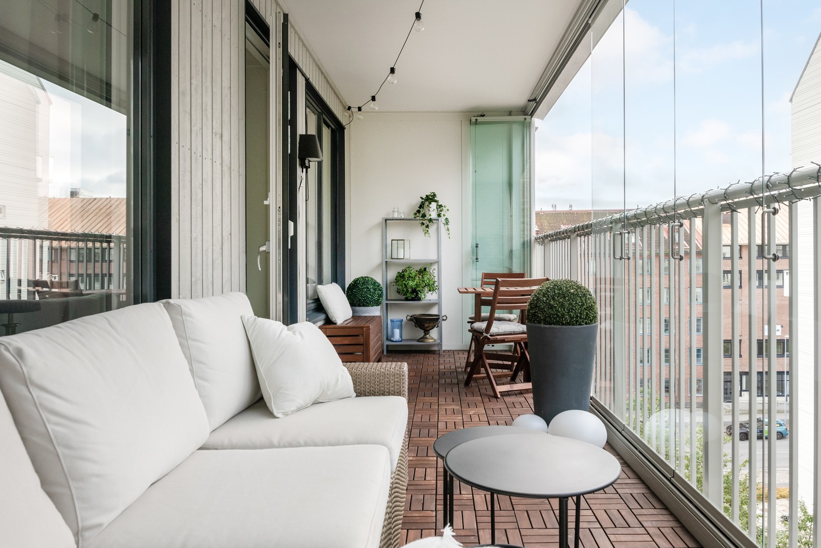 Möblera med loungemöbler och växtlighet och skapa den oas du alltid drömt om