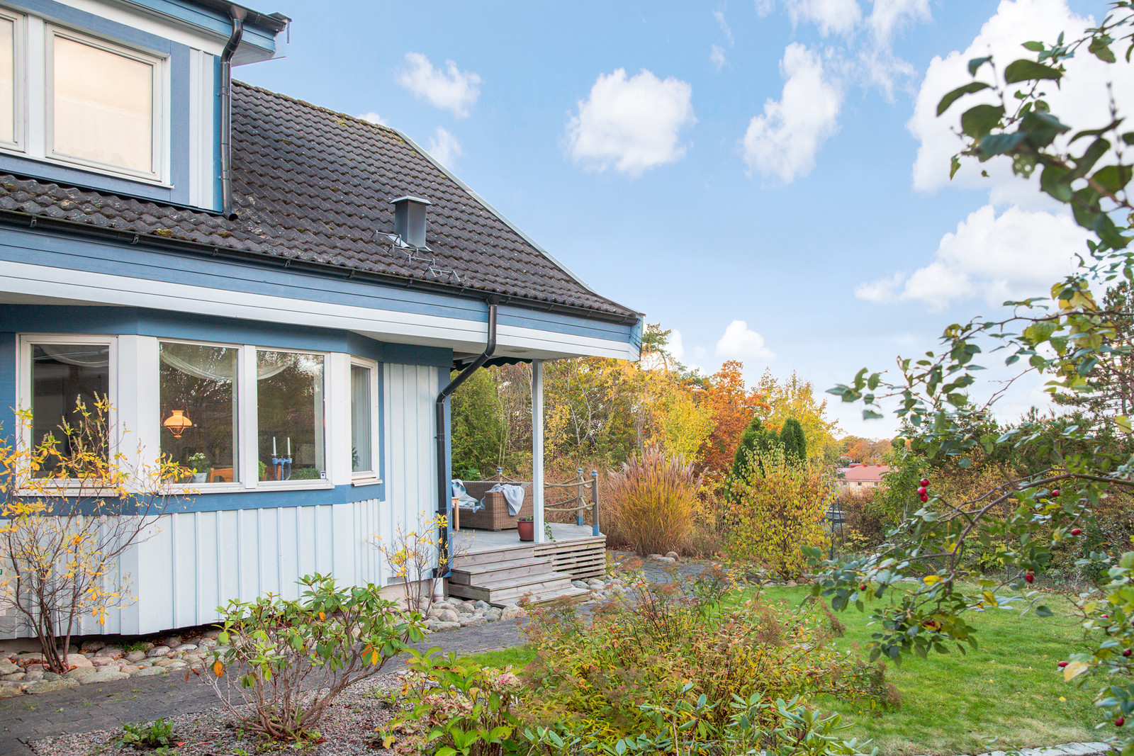 Välkommen till en trivsam familjevilla med ett idylliskt och vackert läge i Kullavik.