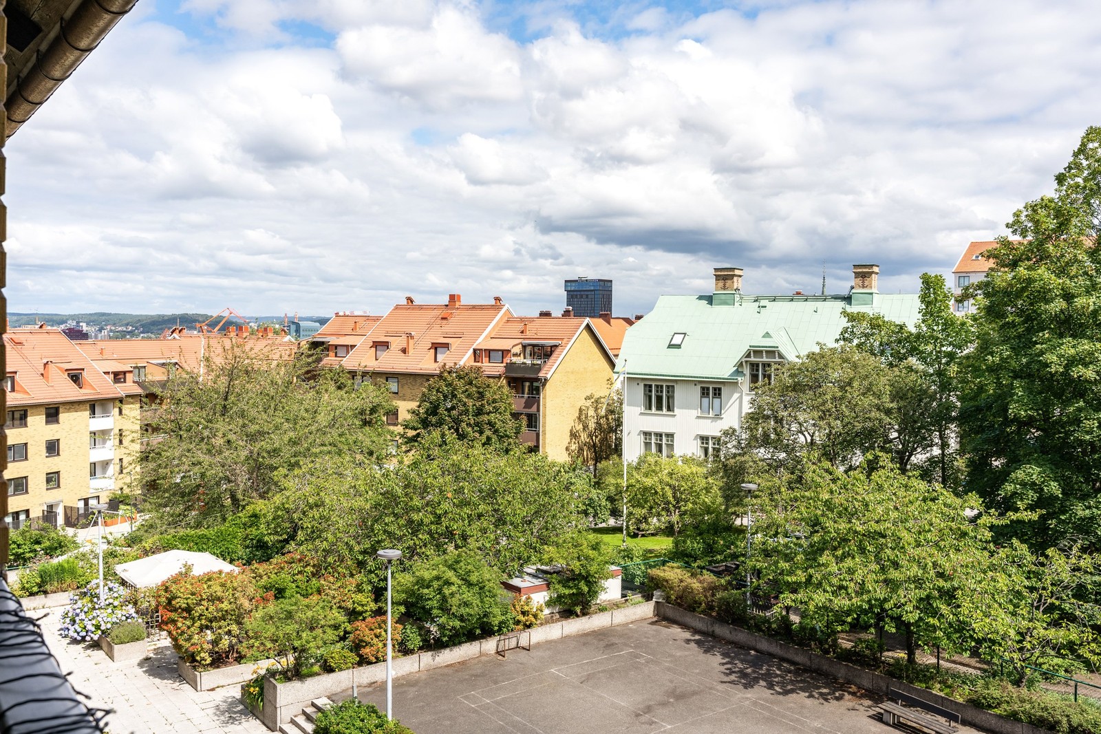 Välkommen till en genomtänkt tvåa högt upp i huset med utsikt över föreningens gröna innergård