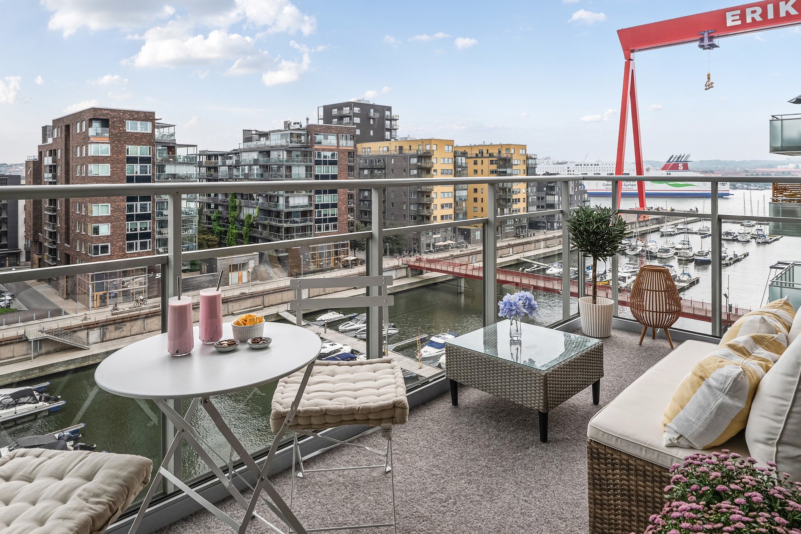 Inglasad balkong med frontläge mot Eriksbergsdockan