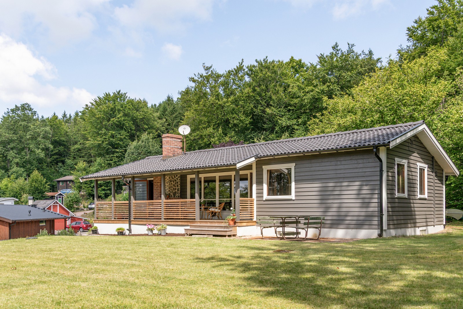 Härlig och solig veranda med utsikt ner mot sjön