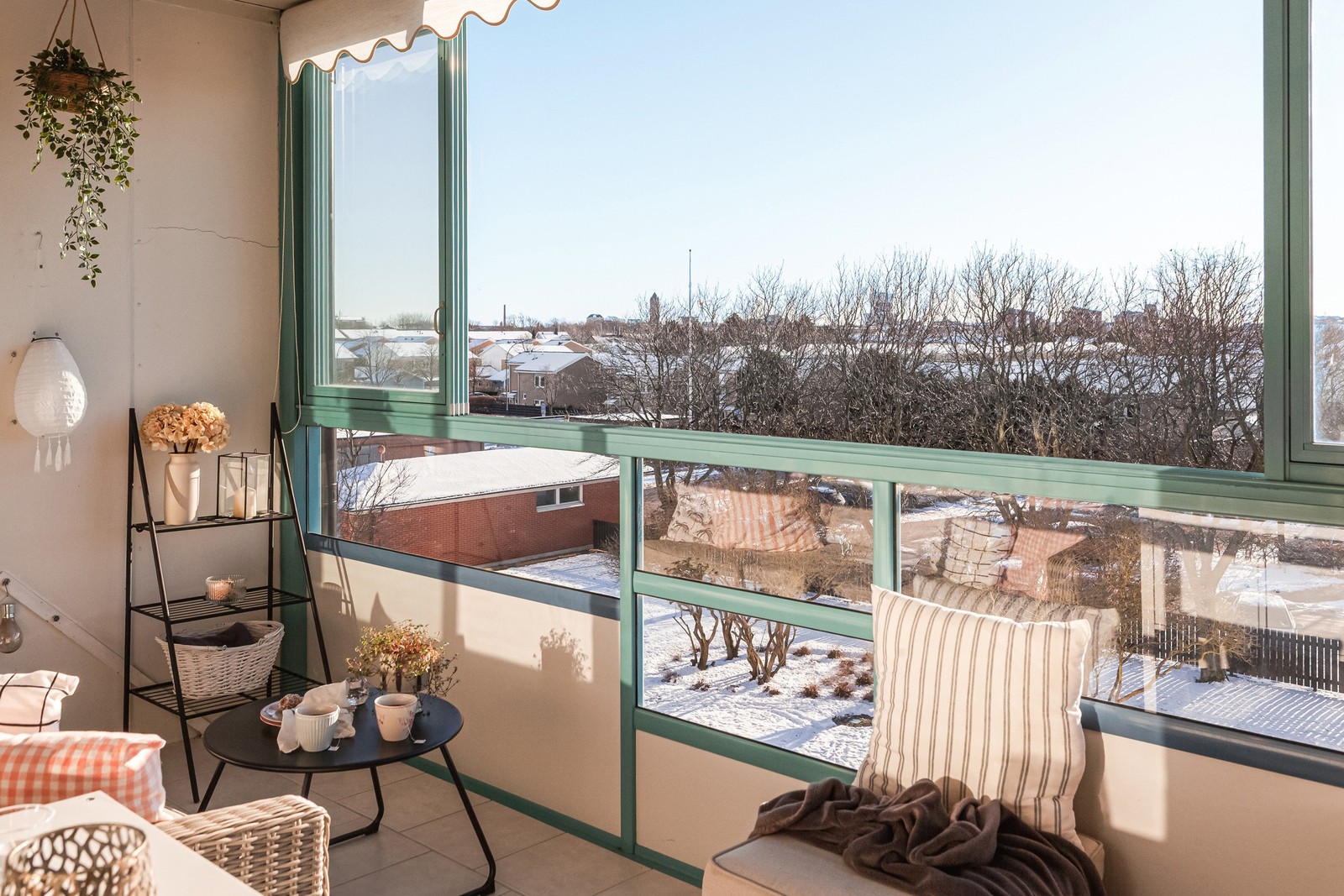 Fritt härligt läge med vacker utsikt från balkong och kök