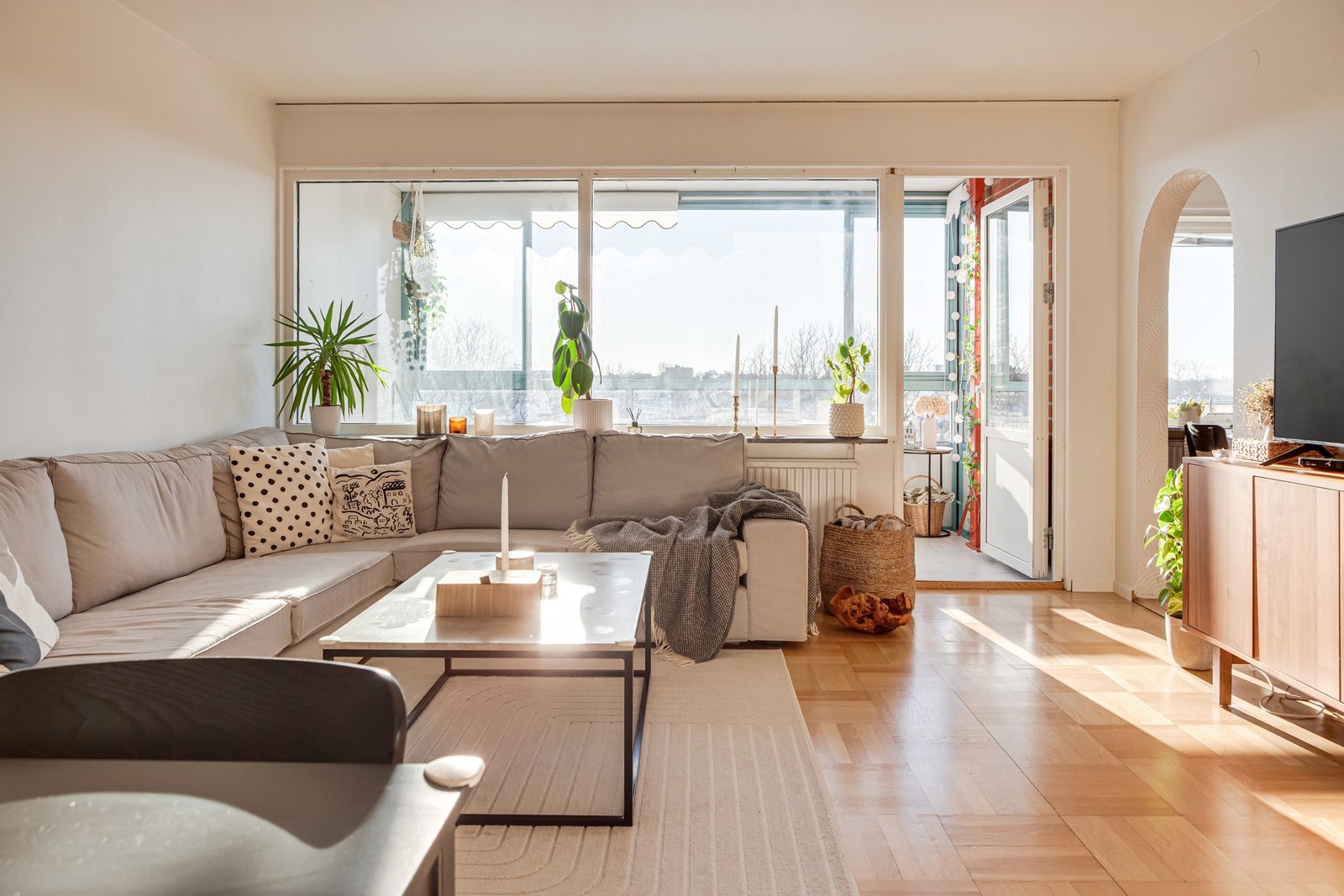 Underbart vardagsrum med plats för både soffa och matrumsmöblemang