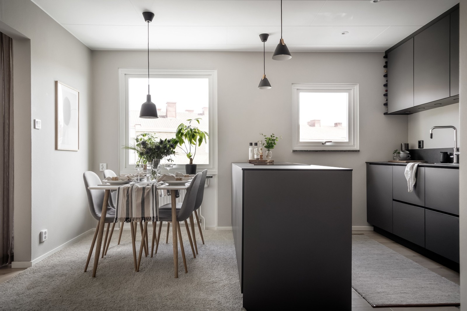 Välkomna till denna fina och renoverade tvåa i Bosgården