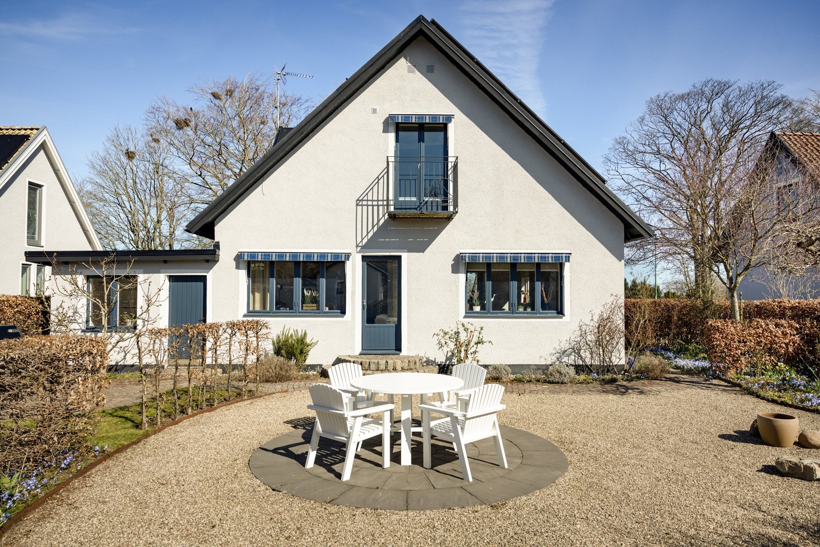 Vacker trädgård med uteplats