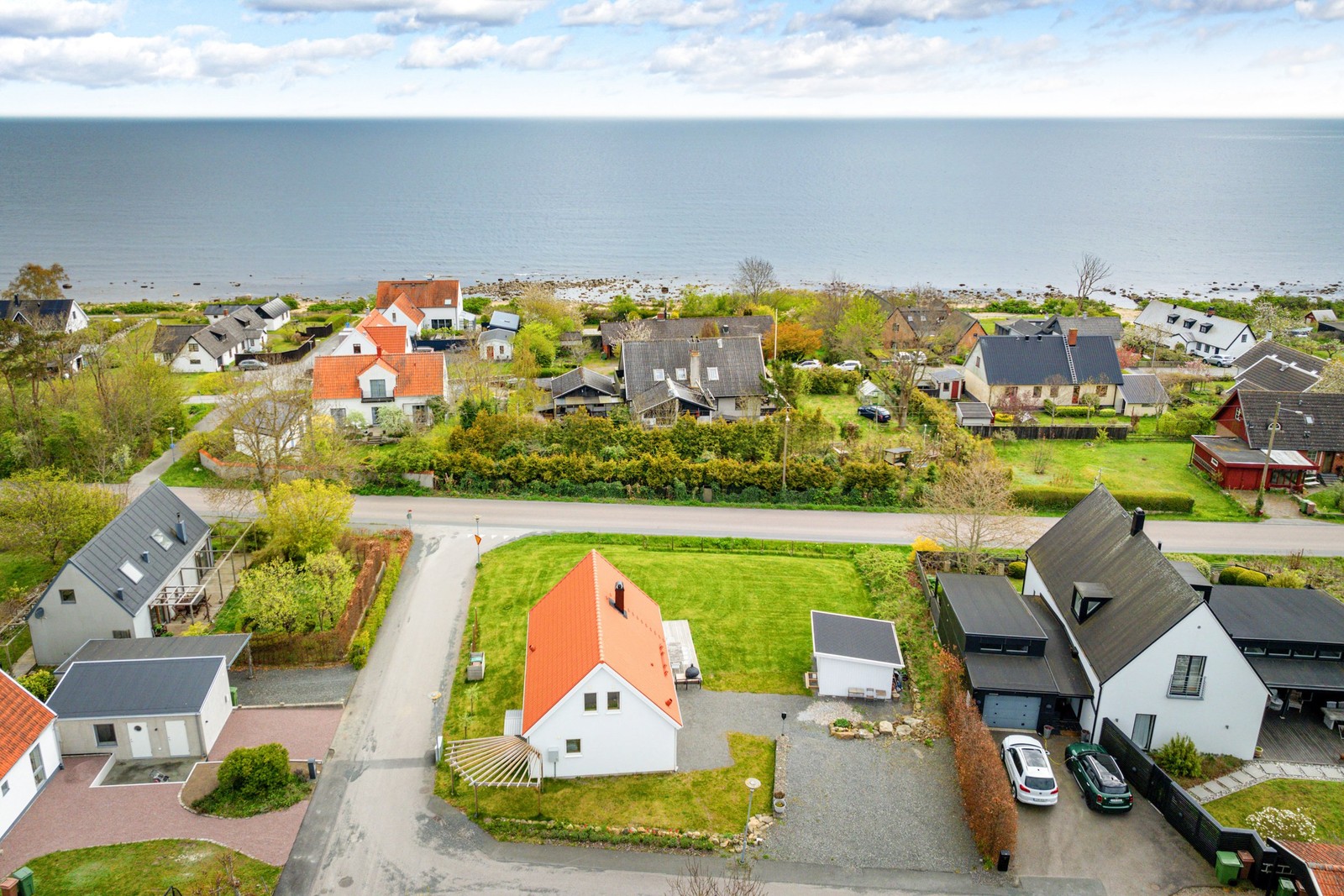 En bild från ovan en sommardag. Ett havsnära läge!