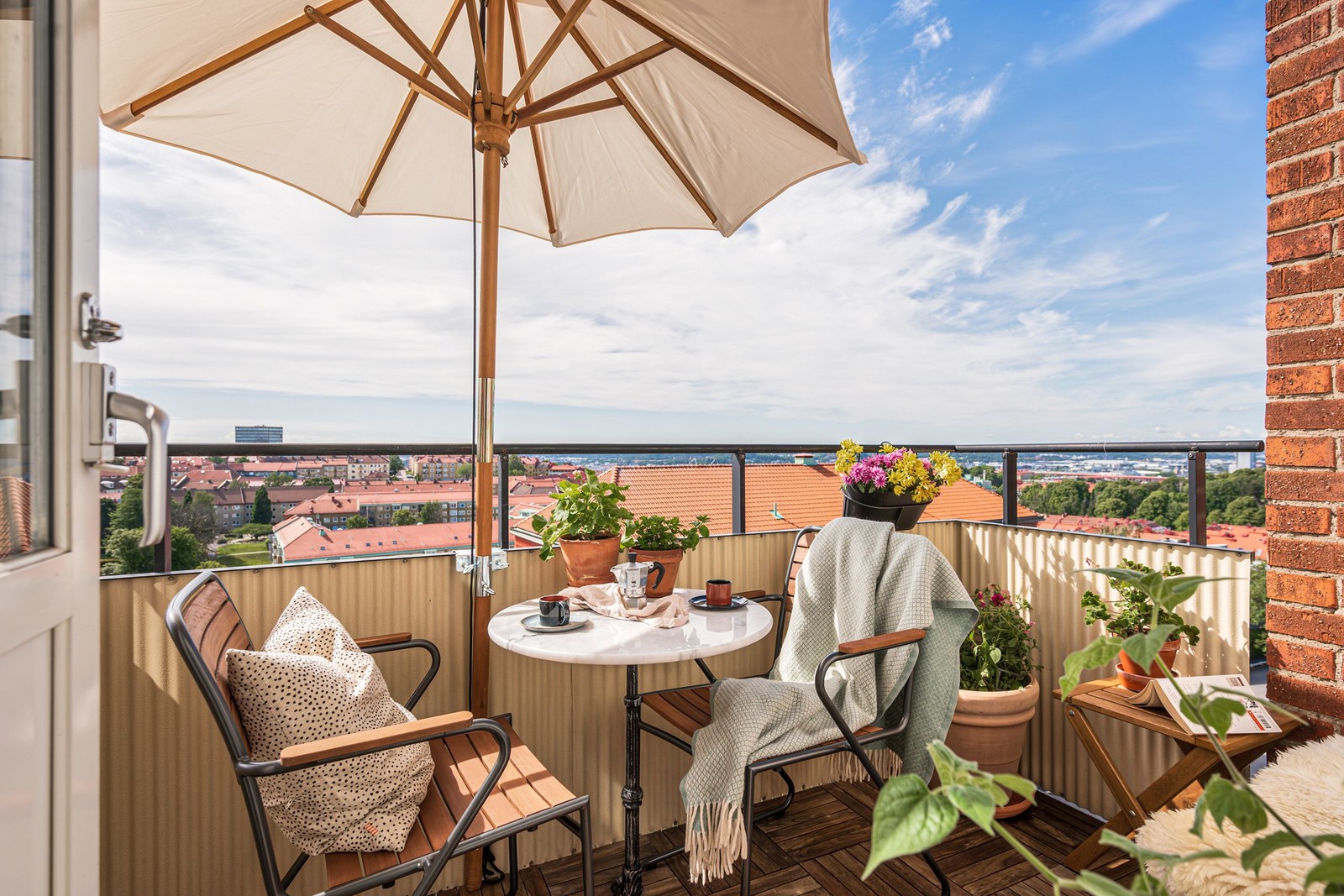 Högst upp i huset med balkong i västerläge