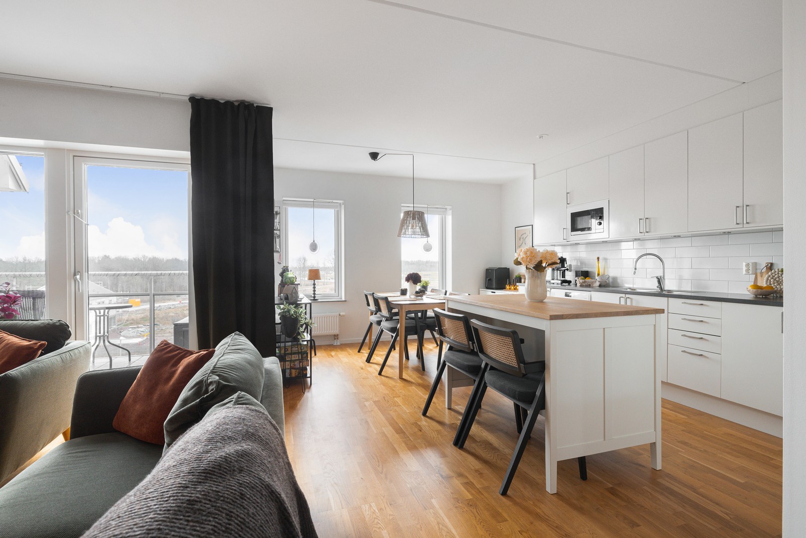 Välkommen till en modern och flexibel familjelägenhet med solig söderbalkong.