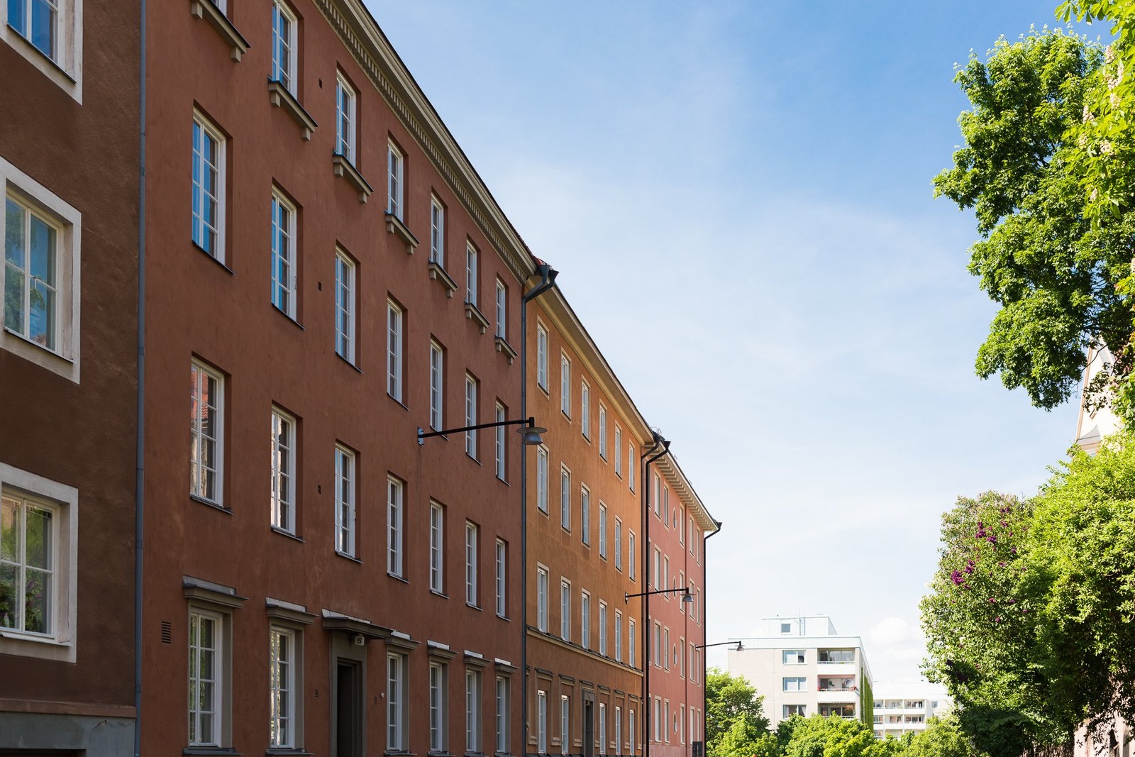 Kvarteren består av vackra byggnader från förra seklet omgivna av syrénbuskar och grönska.