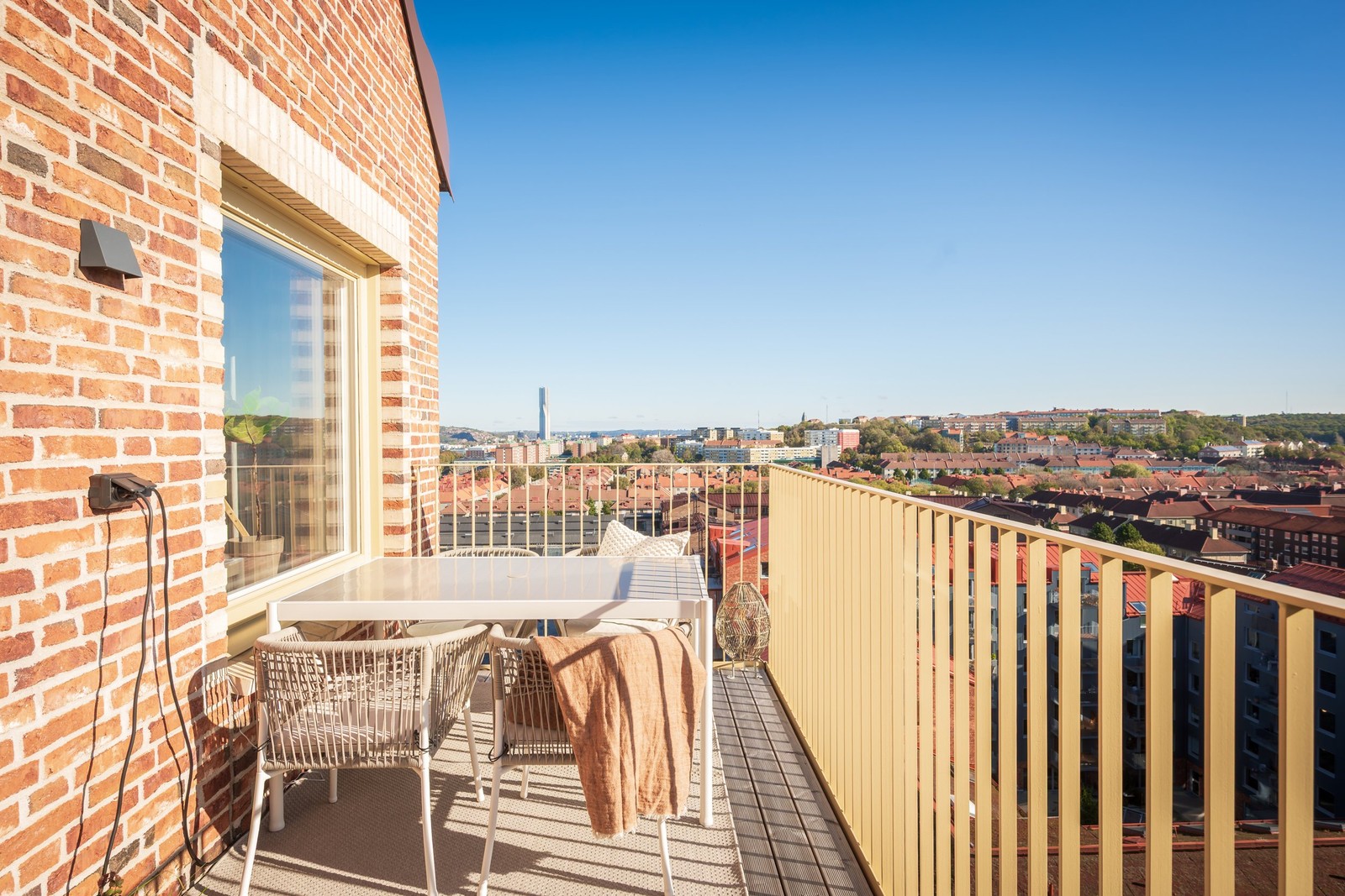 Välkommen till en unik oas högst upp i huset