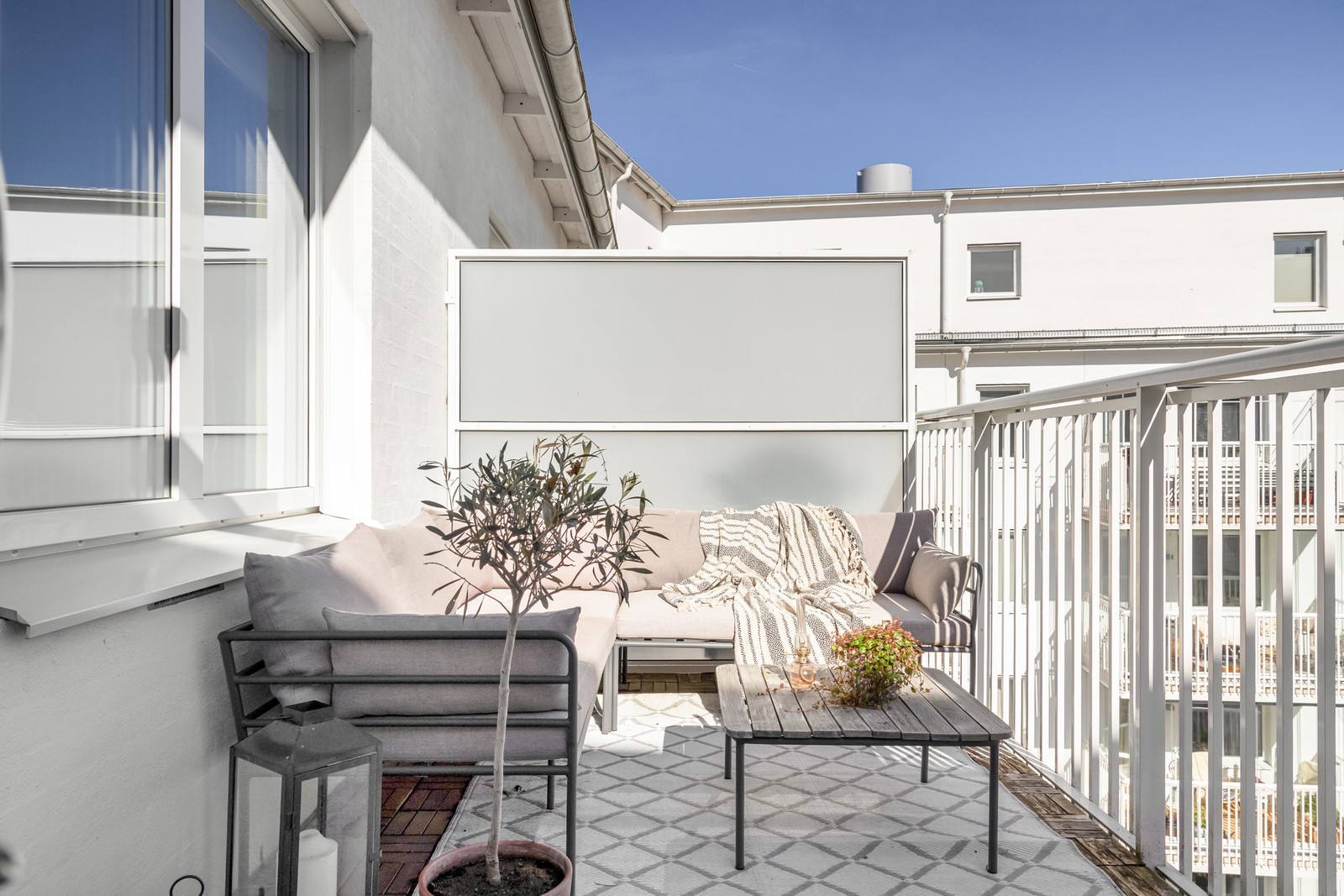 10 kvm stor balkong som kan liknas med en terrass