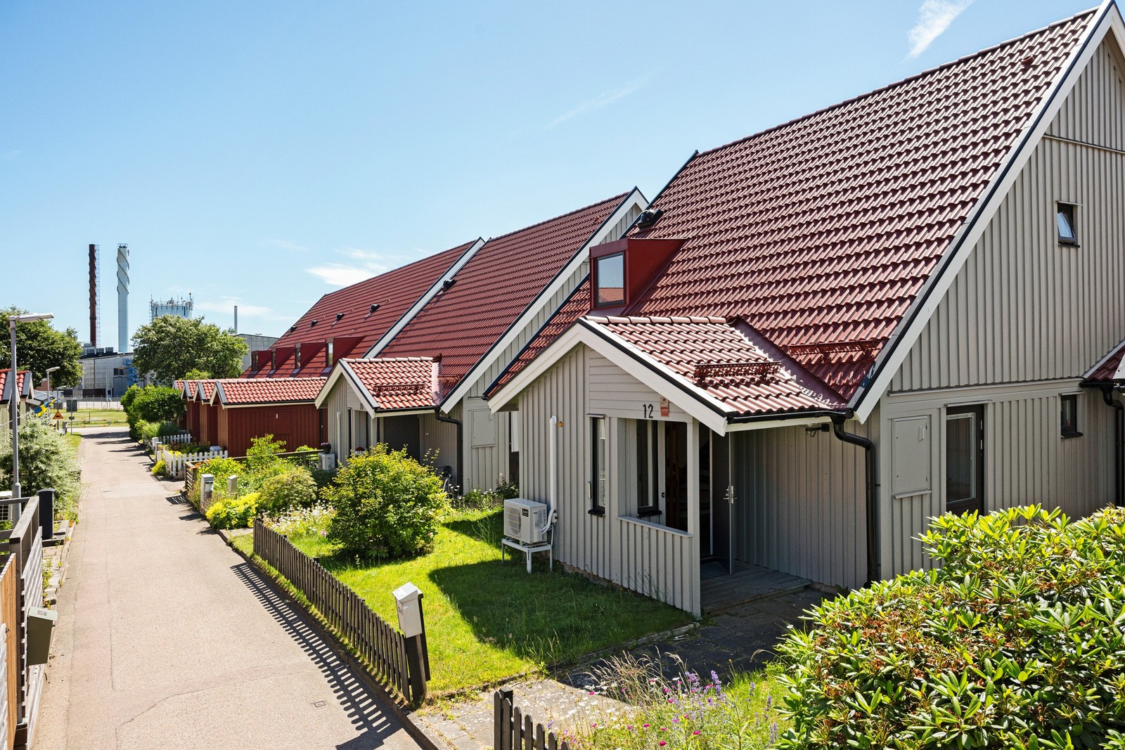 Trivsamt radhus med egen täppa & entré med tak