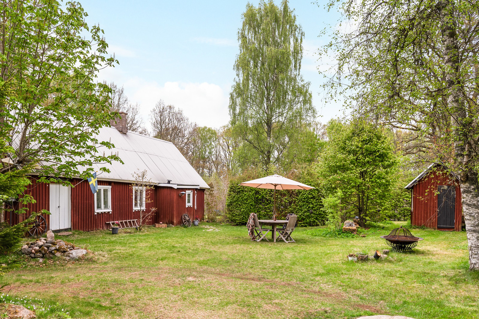 Välkomna till mysiga Jonstorp 8! Den skyddade gårdsplanen är som en egen oas.