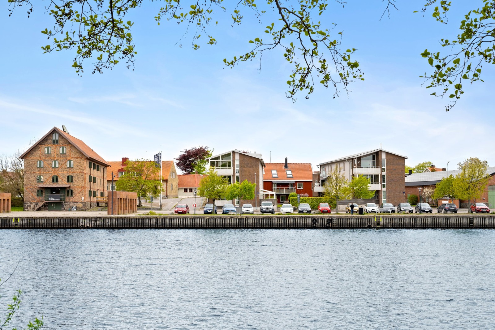 Välkommen till Hamngatan 31B – en trivsam markplanslägenhet med egen uteplats och attraktivt läge