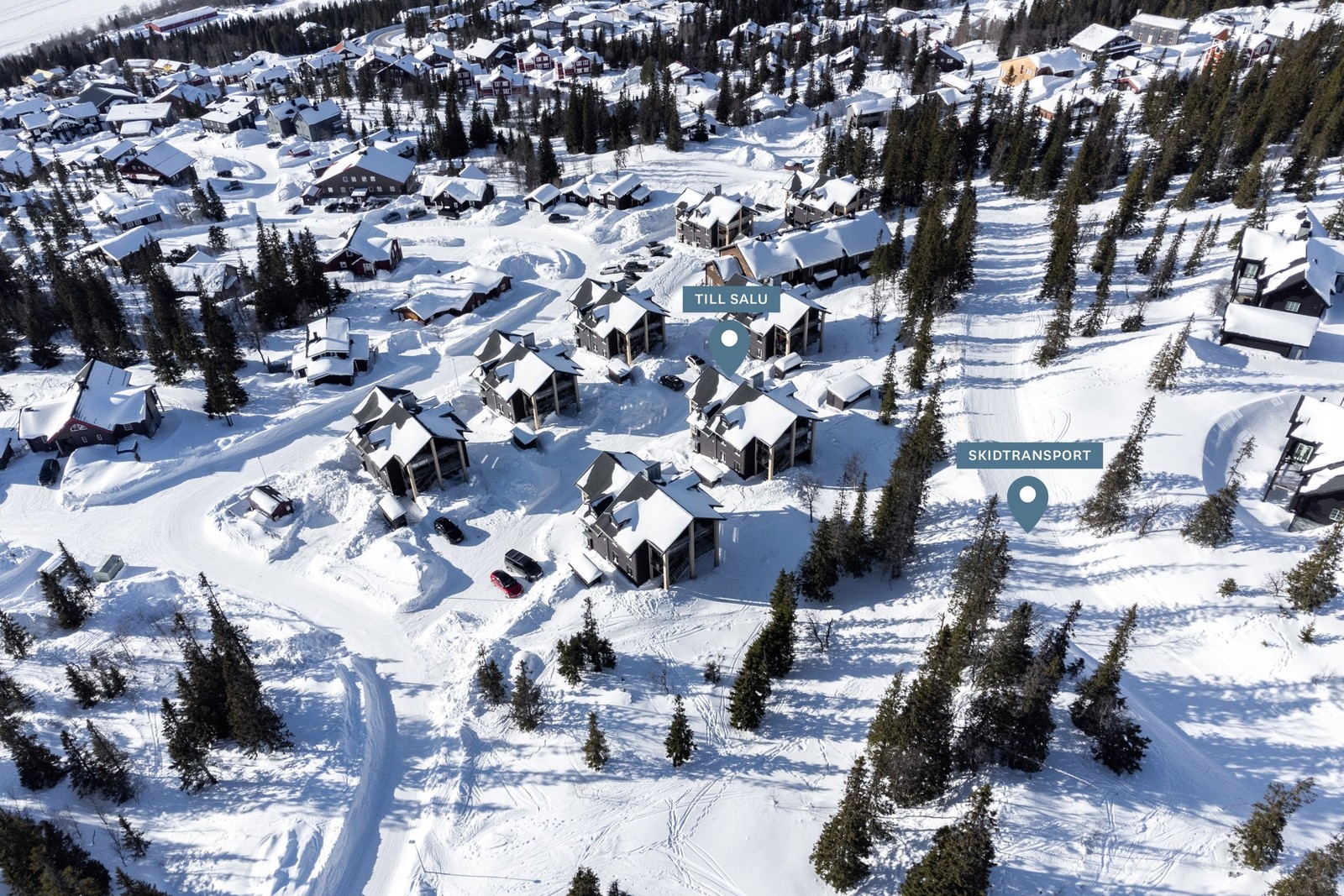 Örnen 21N med skidtransport precis bakom huset som leder ner till Björnenliften