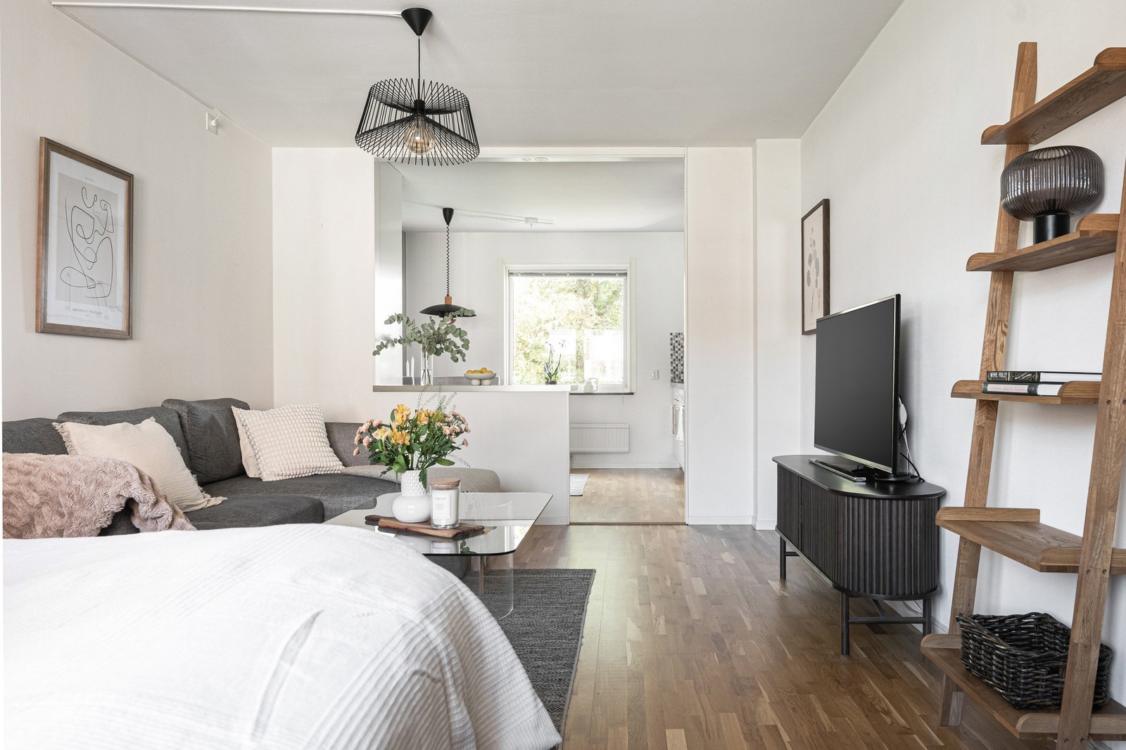 Varmt välkomna till denna ljusa och luftiga etta på Gröna gatan 67!