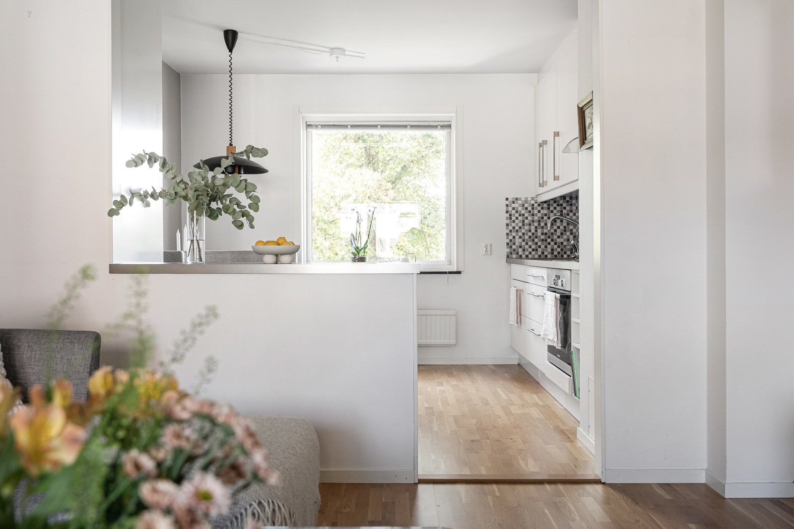 Varmt välkomna till denna ljusa och luftiga etta på Gröna gatan 67!