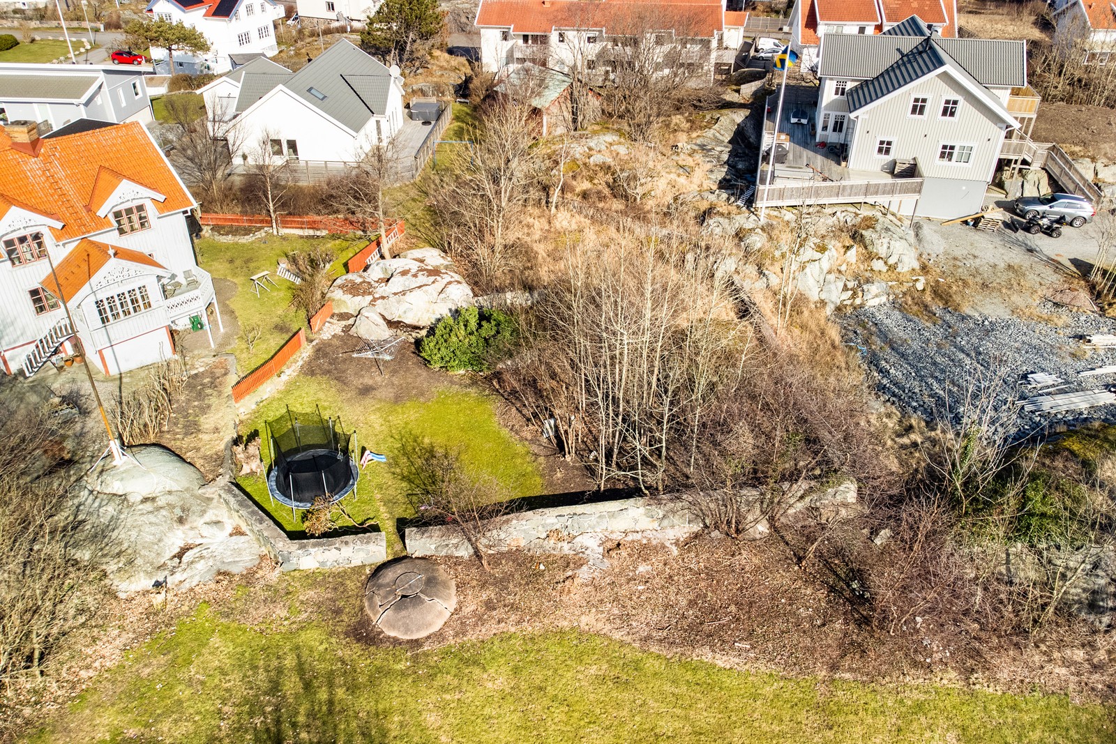 Vackert belägen tomt precis vid parken