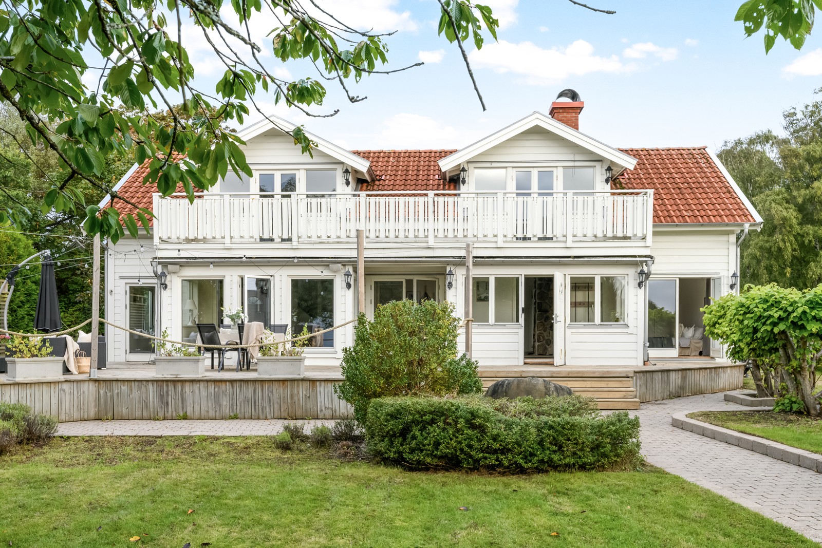 Villa med stora gräsytor och extra rymligt garage i centrala Onsala