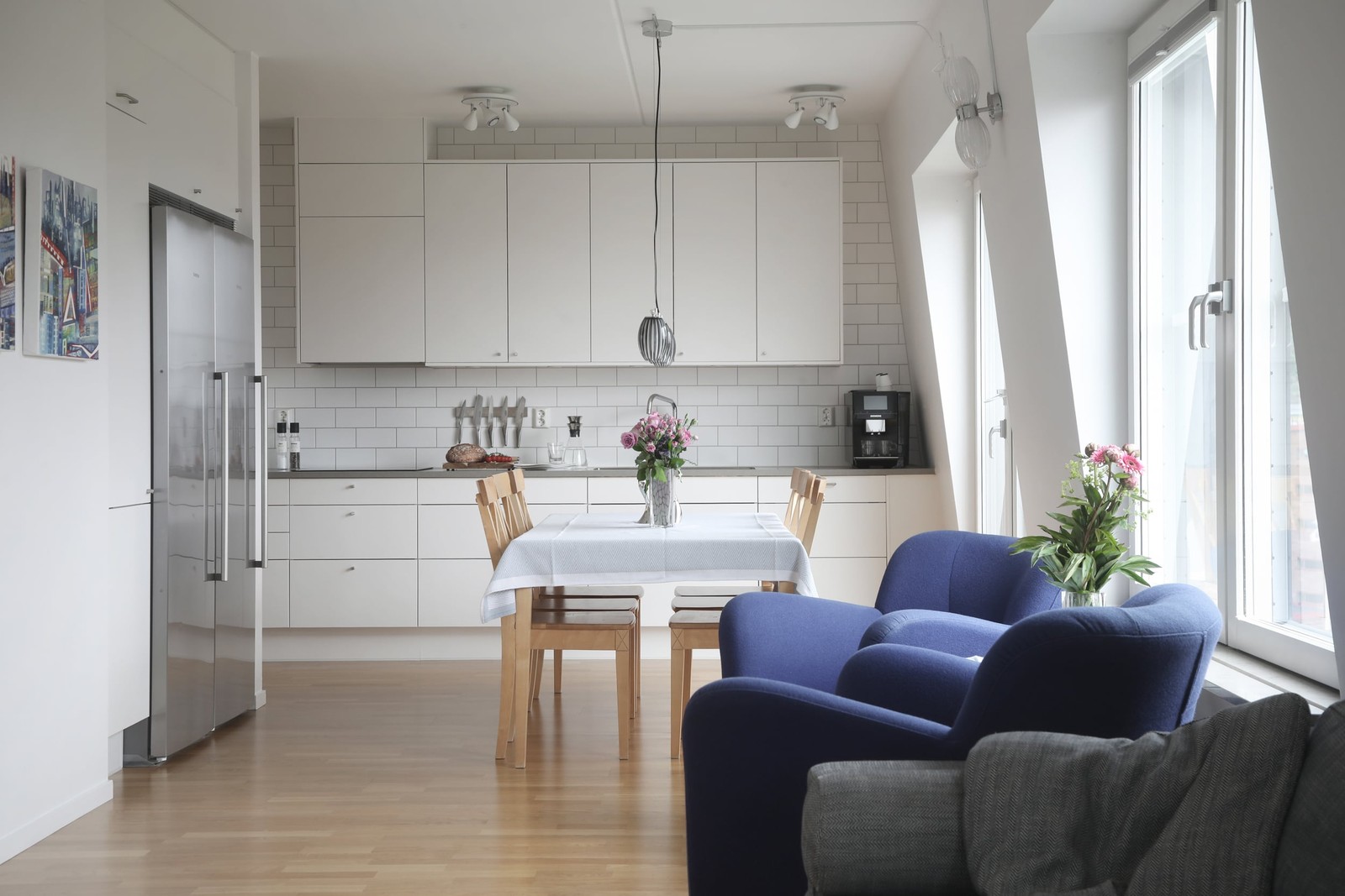 Här väntar en modern och välplanerad trea med fint ljusflöde
