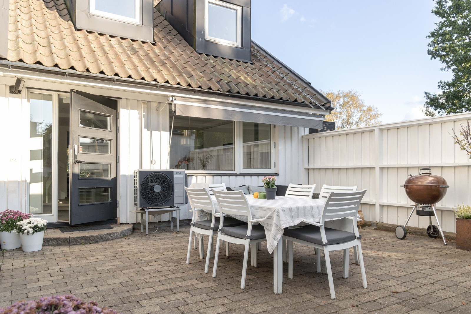 Välkomna till detta underbara 3-plans radhus