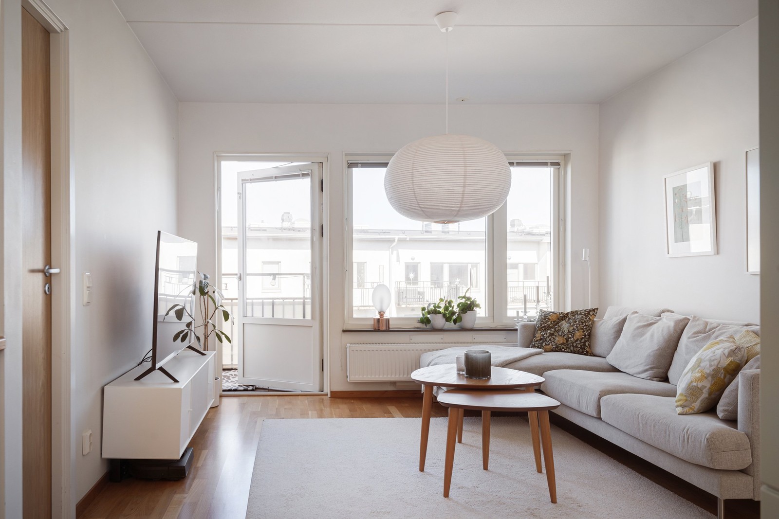 Välkommen till denna fina trea med ett härligt naturligt ljus som sprider sig genom bostaden