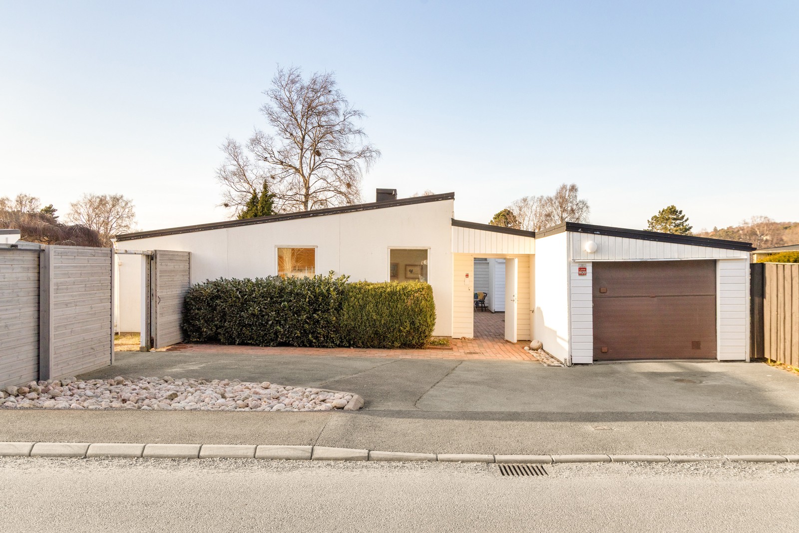 Atriumhuset är uppfört på 60-talet och byggt i elegant och tidlös design med sober putsad fasad.